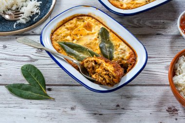 Bobotie - Yumurta bazlı sosla pişirilmiş Güney Afrika körili et