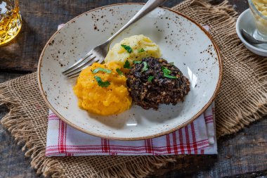 Haggis, neeps ve tatties (şalgam ve patatesli yahni) - Burns Gecesi için geleneksel İskoç yemeği