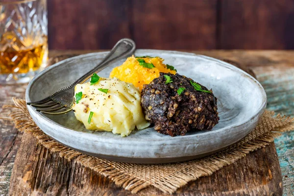 Haggis, neeps ve tatties (şalgam ve patatesli yahni) - Burns Gecesi için geleneksel İskoç yemeği