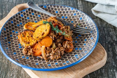 Üstünde patates madalyonu olan küçük bir turta.