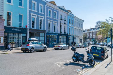 LONDON, İngiltere - 29 Mart 2021: Gloucester Bulvarı, Primrose Hill 'in Londra kentsel bölgesinde Tebeşir Çiftliği Metro İstasyonu' ndan 5 dakika mesafede bulunan bir caddedir..