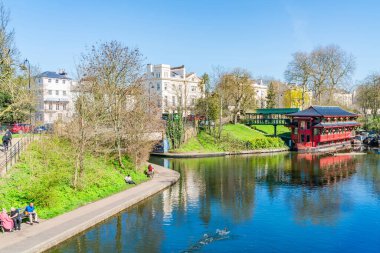 LONDON, UK - 29 Mart 2021: Cumberland Basin, Londra 'da Euston tren istasyonuna yakın ve Regent Kanalı' nın bir parçası olan bir kanaldır. 1880 'lerde Yahudi Harp Havzası olarak bilinirdi..