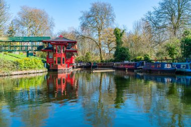LONDON, UK - 29 Mart 2021: Cumberland Basin, Londra 'da Euston tren istasyonuna yakın ve Regent Kanalı' nın bir parçası olan bir kanaldır. 1880 'lerde Yahudi Harp Havzası olarak bilinirdi..