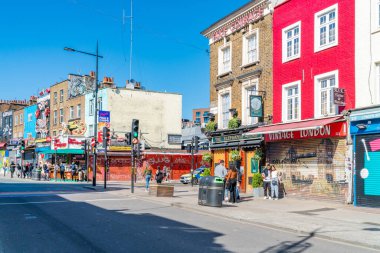 LONDON, İngiltere - 29 Mart 2021: Camden High Street 'in kuzeybatı Londra' nın ünlü bir bölgesi ve başkentin en popüler ziyaretçi merkezlerinden biri olan Camden Town 'daki bir dizi dükkanın görüntüsü.