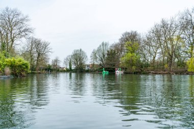 LONDON, İngiltere - 31 Mart 2021: Londra 'daki Alexandra Sarayı' nda pedallı teknelerle göl manzarası