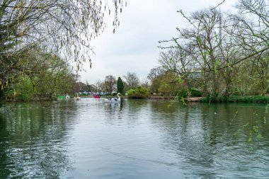 LONDON, İngiltere - 31 Mart 2021: Londra 'daki Alexandra Sarayı' nda pedallı teknelerle göl manzarası