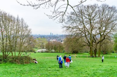 LONDON, İngiltere - 31 Mart 2021: Londra ufuk çizgisi Alexandra Sarayı 'ndan Ally Pally olarak da bilinir, Londra Haringey İlçesi' nde Wood Green ve Muswell Hill arasında yer alan ikinci sınıf bir mekan.