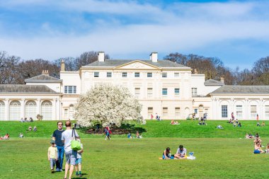 Londra, İngiltere - 30 Mart 2021: Hampstead Heath 'in kuzey sınırındaki bir parktaki Kenwood House popüler bir yerel turistik merkezdir.