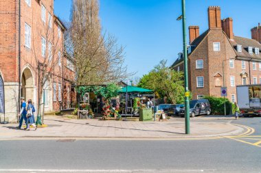LONDON, İngiltere - 30 Mart 2021: Golders Green 'in kuzeyindeki Londra Barnet İlçesindeki Temple Fortune, Hampstead Garden Banliyösü sakinleri tarafından kullanılan bir alışveriş bölgesidir.