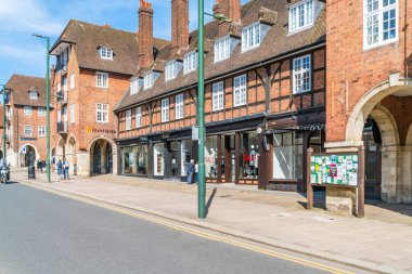 LONDON, İngiltere - 30 Mart 2021: Golders Green 'in kuzeyindeki Londra Barnet İlçesindeki Temple Fortune, Hampstead Garden Banliyösü sakinleri tarafından kullanılan bir alışveriş bölgesidir.