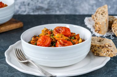 Chorizo, mercimek ve kavrulmuş domatesli karides güveci.