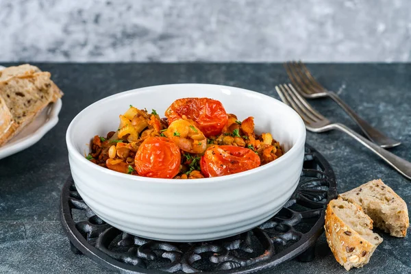 Chorizo Linsen Und Garneleneintopf Mit Gerösteten Tomaten — Stockfoto