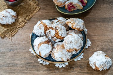 Ahududulu amaretti bisküvileri - geleneksel İtalyan tatlıları. Yüksek açı görünümü