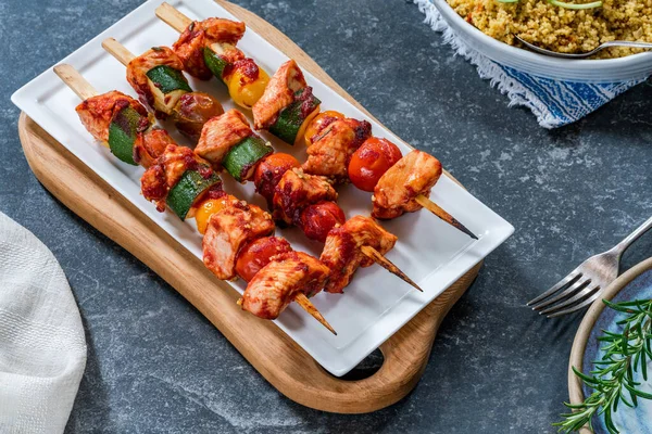 Spicy Chicken Tomato Courgette Skewers Couscous — Stockfoto