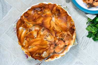 Filo soslu balık turtası, halibut, levrek ve kral karidesli.