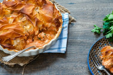 Filo soslu balık turtası, halibut, levrek ve karides.