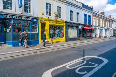 LONDON, İngiltere - 11 Nisan 2021: Notting Hill 'deki Pembridge Yolu sokak manzarası. Bu hareketli, modaya uygun bölge, işlek pazarı antika, klasik moda ve yıllık Notting Hill Karnavalı satışlarıyla ünlüdür.