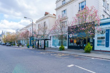 LONDON, İngiltere - 11 Nisan 2021: Batı Londra 'da Notting Hill' den geçen Westbourne Grove 'un sokak manzarası