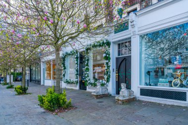 LONDON, İngiltere - 11 Nisan 2021: Westbourne Grove 'daki mağazalar ve işletmeler, Notting Hill' in batısındaki perakende yolu