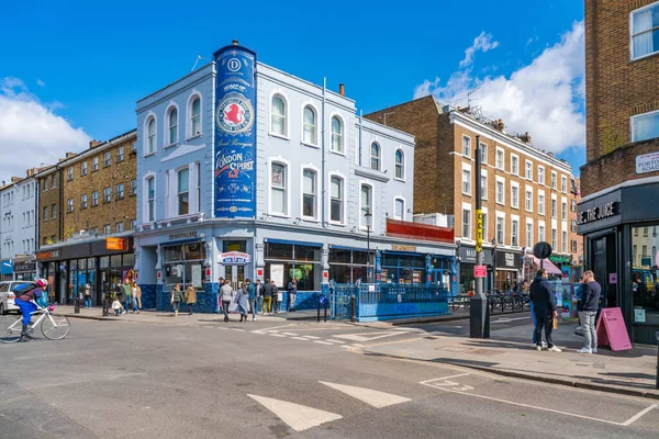 LONDON, UK - 11 Nisan 2021: Notting Hill 'deki Portobello Yolu sokak manzarası. Bu hareketli, modaya uygun bölge, işlek pazarı antika, klasik moda ve yıllık Notting Hill Karnavalı satışlarıyla ünlüdür.