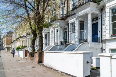 LONDON, İngiltere - 21 Nisan 2021: Mailda Vale, Londra 'da ikamet caddesi. Bu varlıklı mahallede Viktorya döneminden kalma ve Edwardian döneminden kalma konak evleri ve geniş ve sessiz yollar var.. 