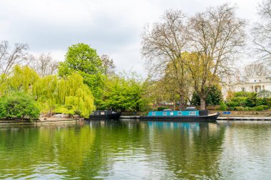 LONDON, İngiltere - 21 Nisan 2021: Little Venice, Londra 'nın batısında Paddington Kanalı, Regent' s Canal ve Paddington Havzası 'nın girişinin kesiştiği bölge.