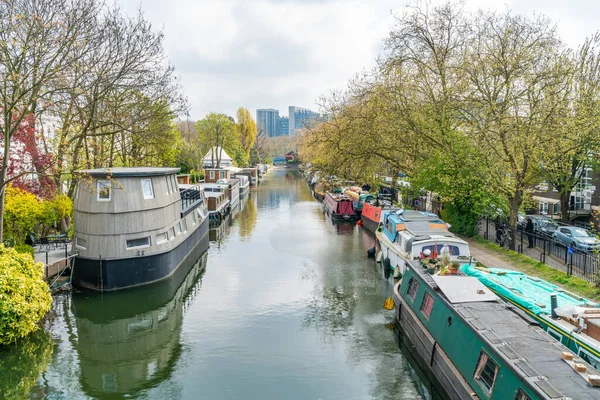 London Kwiecień 2021 Wąskie Łodzie Łodzie Mieszkalne Zacumowane Kanale Grand — Zdjęcie stockowe