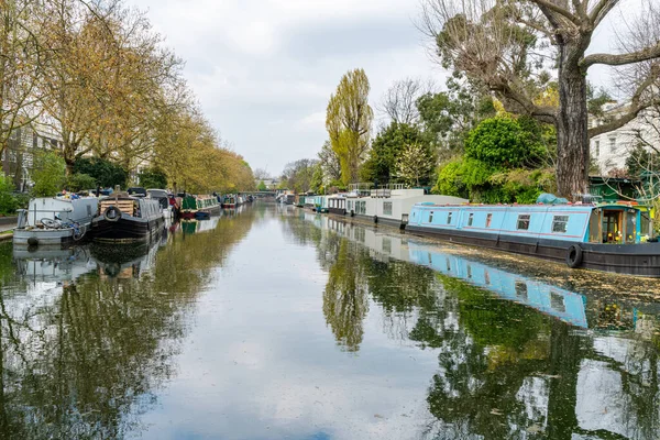 Londen April 2021 Smalle Boten Woonboten Afgemeerd Aan Het Grand — Stockfoto