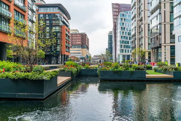Londra 'da Paddington Havzası, 21 Nisan 2021. Modern binalarla çevrelenen havza, Paddington Waterside projesinin bir parçası olarak büyük bir yeniden yapılanmanın merkezidir.