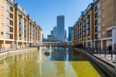 LONDON, İngiltere - 23 Nisan 2021: Canary Wharf 'ın modern gökdelenleri, Londra' da Eski Nelson Rıhtımı 'nın karşısında görülen finans merkezi