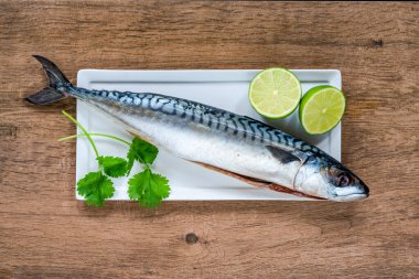 Ahşap masanın üzerinde çiğ uskumru.