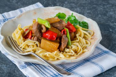 Ananaslı ve yumurtalı erişteli ördek kızartması.