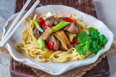 Ananaslı ve yumurtalı erişteli ördek kızartması.