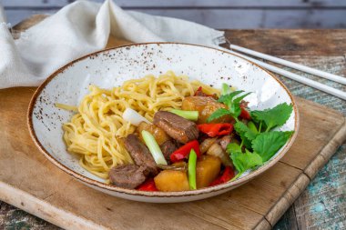 Ananaslı ve yumurtalı erişteli ördek kızartması.