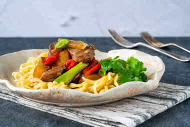 Ananaslı ve yumurtalı erişteli ördek kızartması.