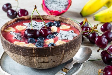 Taze meyveyle süslenmiş kiraz ve muz suyu.