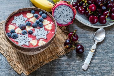 Taze meyveyle süslenmiş kiraz ve muz suyu.