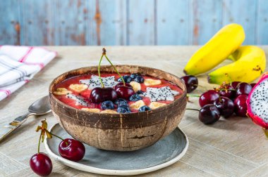 Taze meyveyle süslenmiş kiraz ve muz suyu.