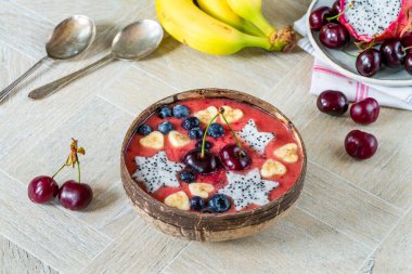 Taze meyveyle süslenmiş kiraz ve muz suyu.