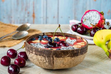 Taze meyveyle süslenmiş kiraz ve muz suyu.