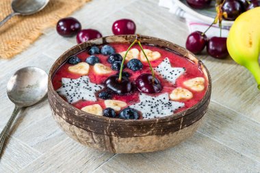 Taze meyveyle süslenmiş kiraz ve muz suyu.