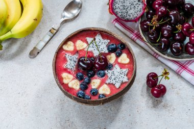 Taze meyveyle süslenmiş kiraz ve muz suyu.