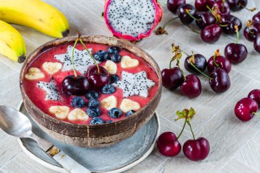 Taze meyveyle süslenmiş kiraz ve muz suyu.