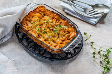 Domuz eti, mantar ve kekik üzerine patates püresi.