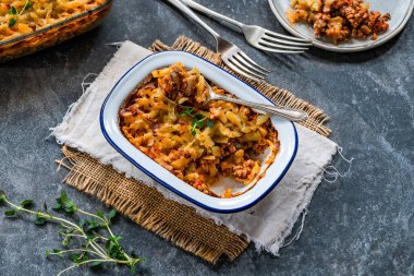 Domuz eti, mantar ve kekik üzerine patates püresi.