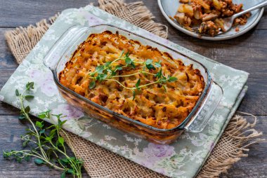 Domuz eti, mantar ve kekik üzerine patates püresi.