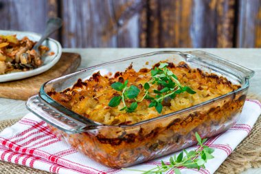 Domuz eti, mantar ve kekik üzerine patates püresi.
