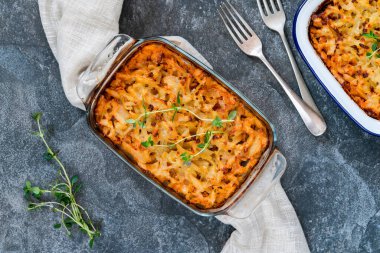 Domuz eti, mantar ve kekik üzerine patates püresi konmuş.