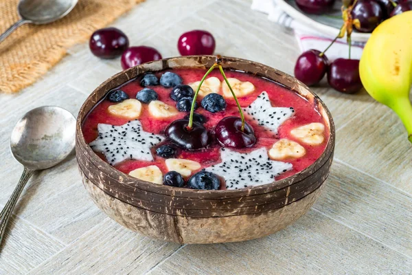 Taze meyveyle süslenmiş kiraz ve muz suyu.