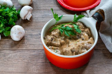 Kremalı mantarlı sığır kebabı ve siyah biberli sos.